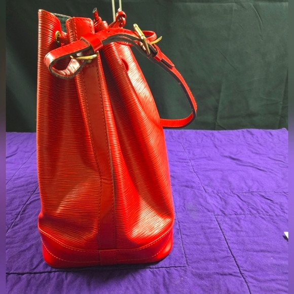 EUC LOUIS VUITTON NOE RED EPI SHOULDER BAG Date code AR0944 - Picture 3 of 12